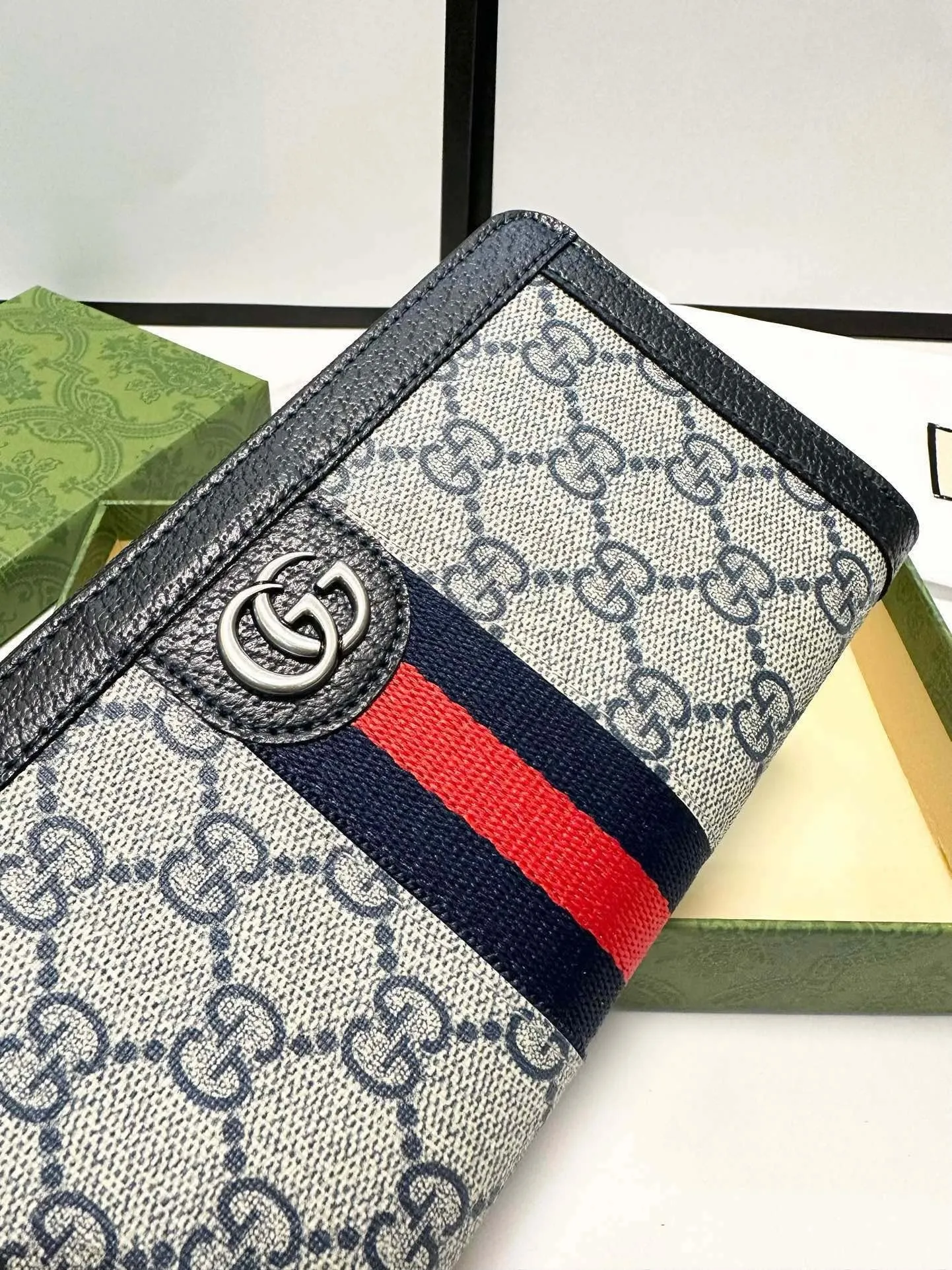 GC622 Ophidia GG Zip Around Wallet / 7.5"W x 4.5"H x 1"D