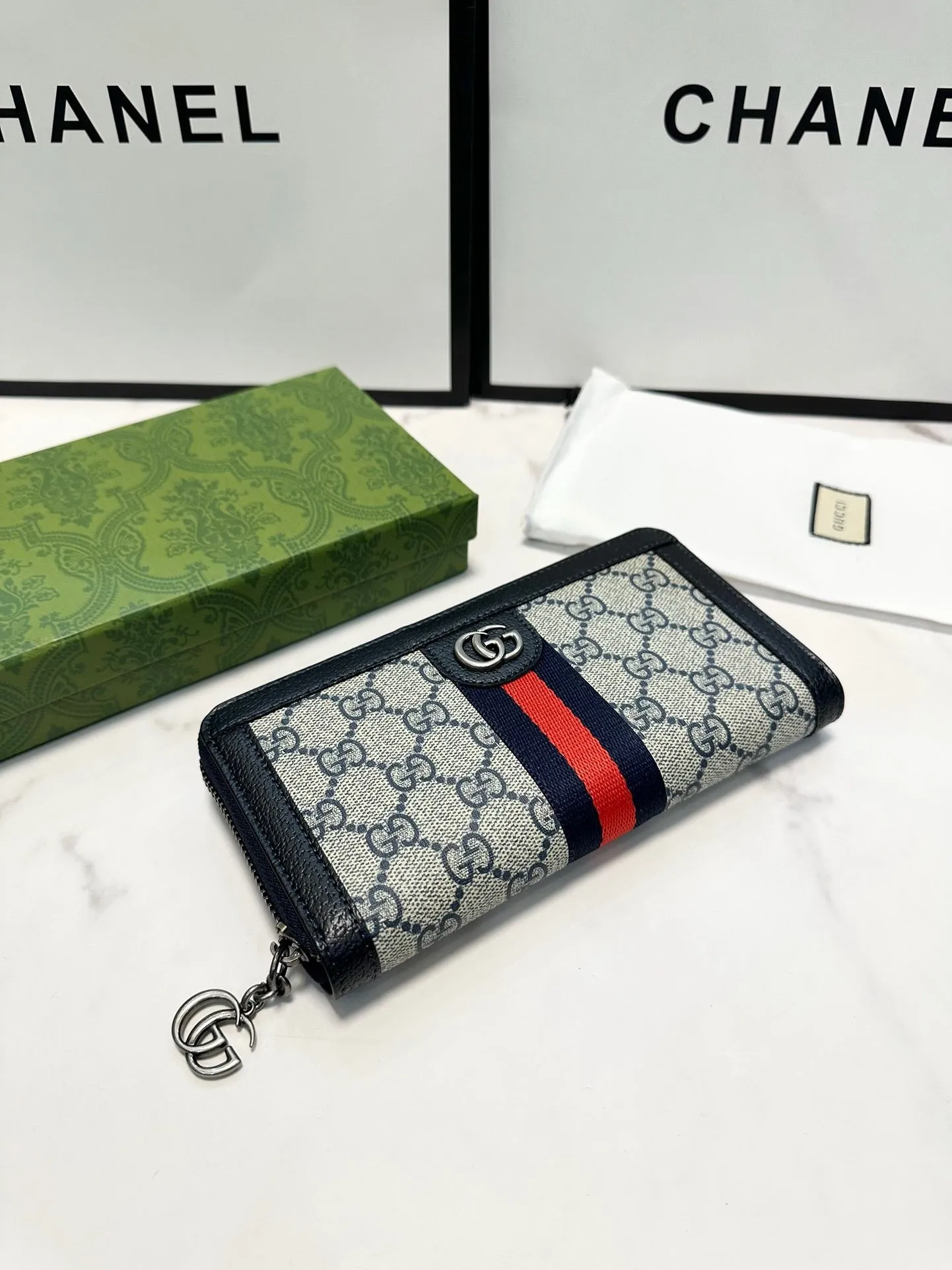 GC622 Ophidia GG Zip Around Wallet / 7.5"W x 4.5"H x 1"D