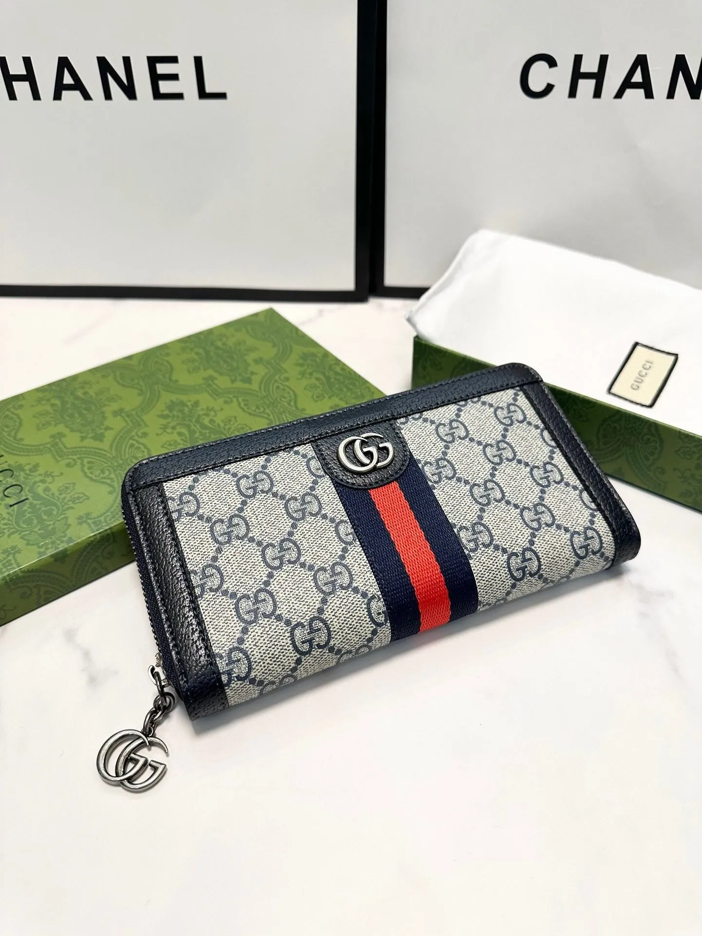 GC622 Ophidia GG Zip Around Wallet / 7.5"W x 4.5"H x 1"D