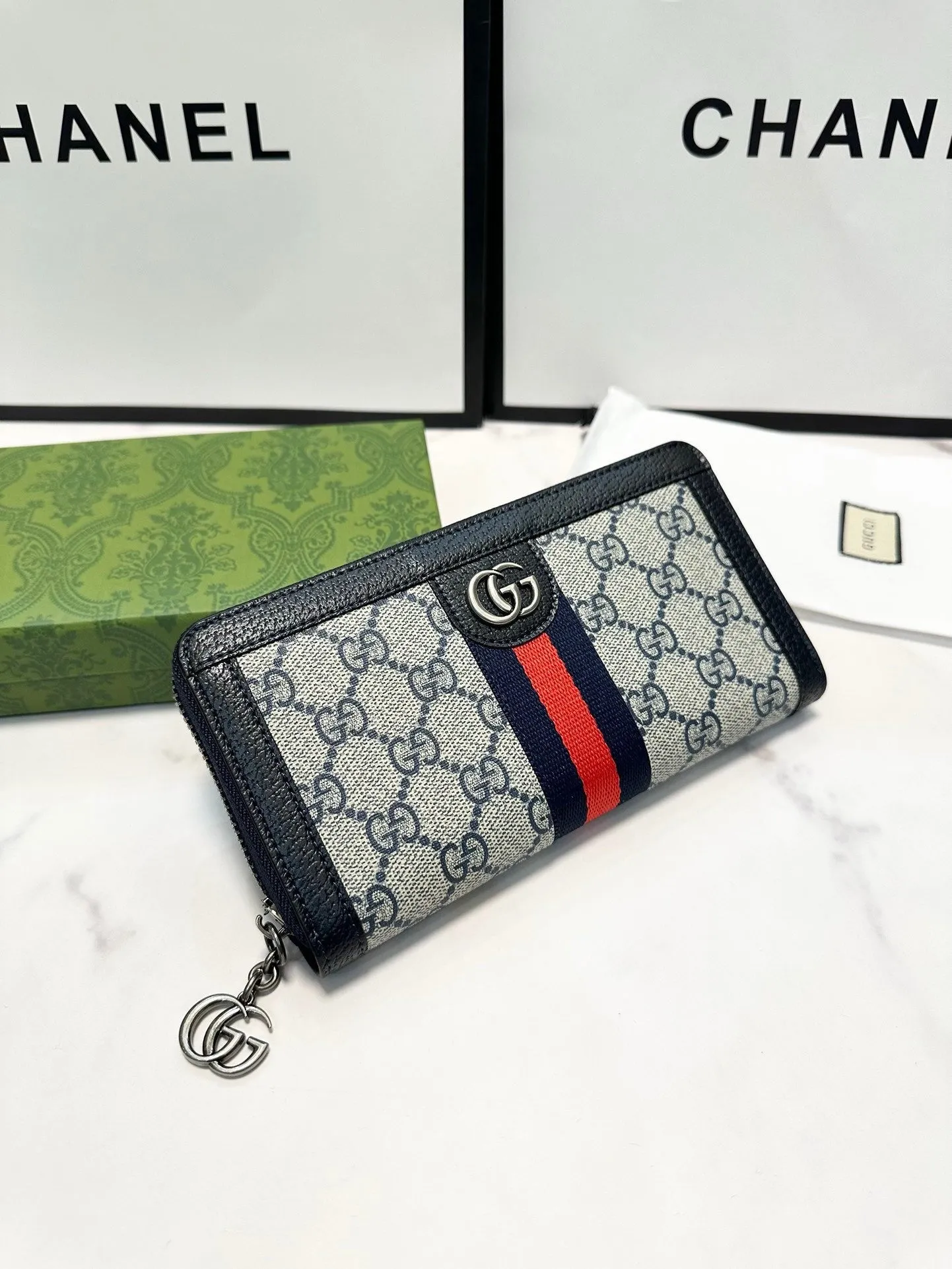 GC622 Ophidia GG Zip Around Wallet / 7.5"W x 4.5"H x 1"D