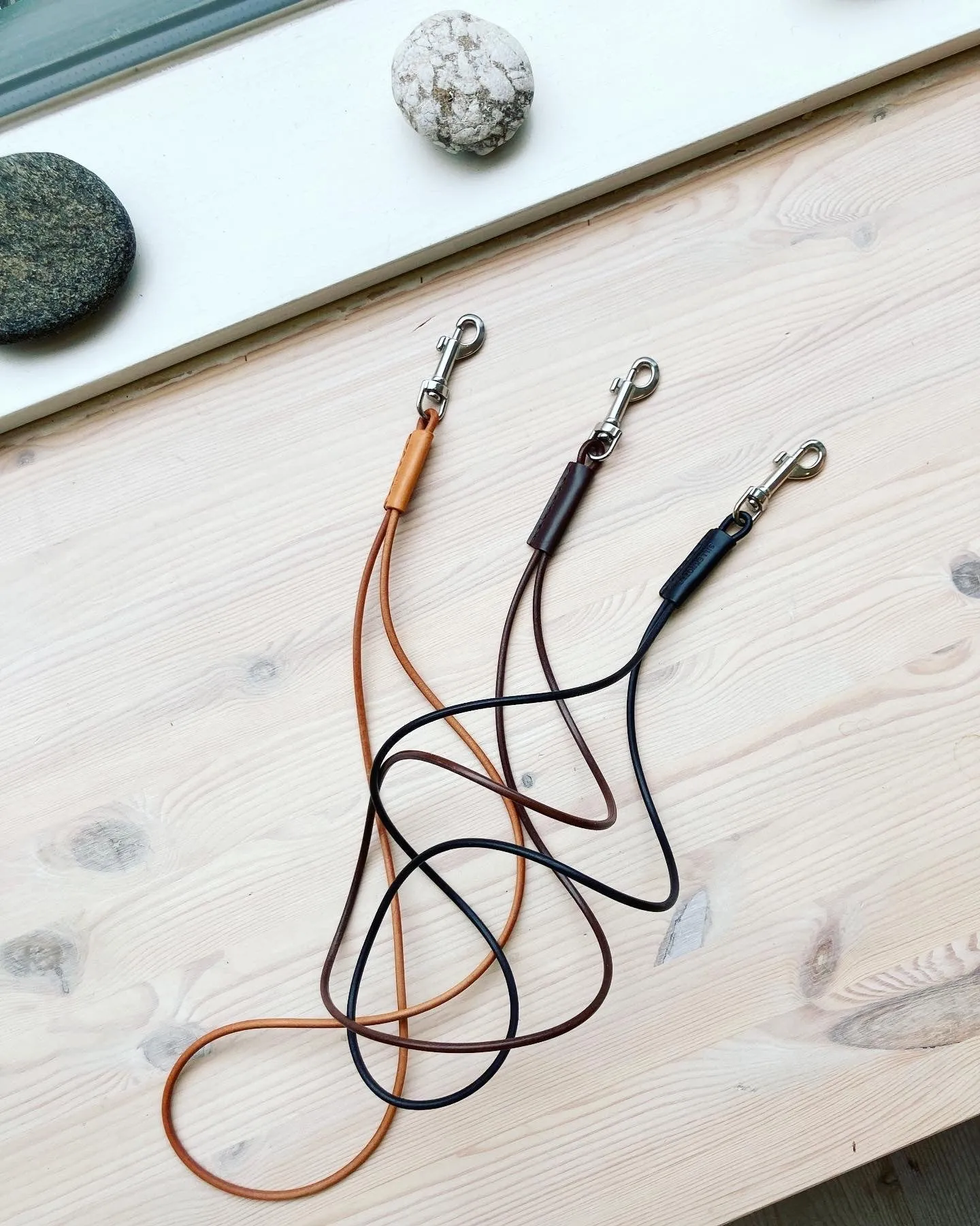 LEATHER KEY LANYARD: LEA (BLACK)